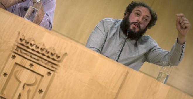 El concejal Guillermo Zapata cuando anunció su dimisión como concejal de Cultura del Ayuntamiento de Madrid. /EFE