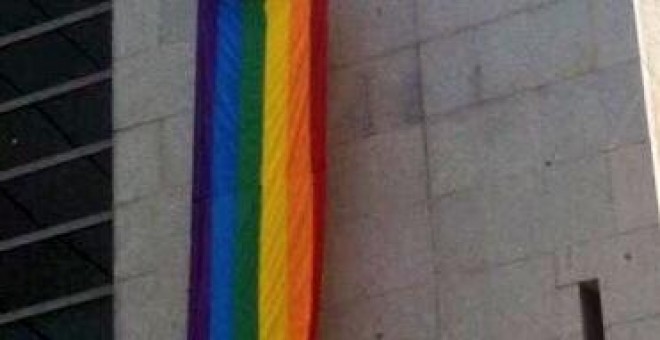 La bandera del Orgullo Gay, en un lateral de la fachada del Congreso. M.S.