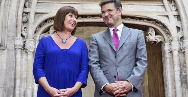 La presidenta del Govern balear, Francina Armengol, junto al ministro de Justicia, Rafael Catalá, durante la ceremonia de toma de posesión de su cargo celebrada hoy en el patio del Consolat de Mar. EFE