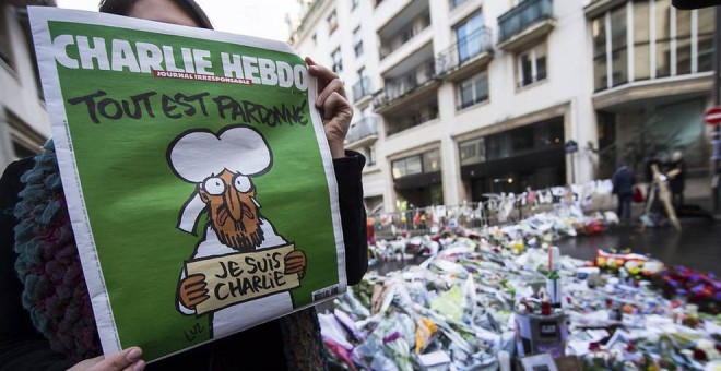 Una persona sostiene la nueva publicación del semanario satírico Charlie Hebdo EFE