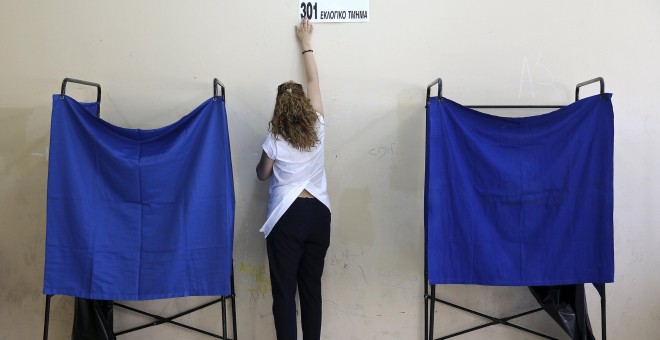 Los colegios griegos ya se preparan para la votación del referéndum que tendrá lugar mañana. REUTERS/Alkis Konstantinidis