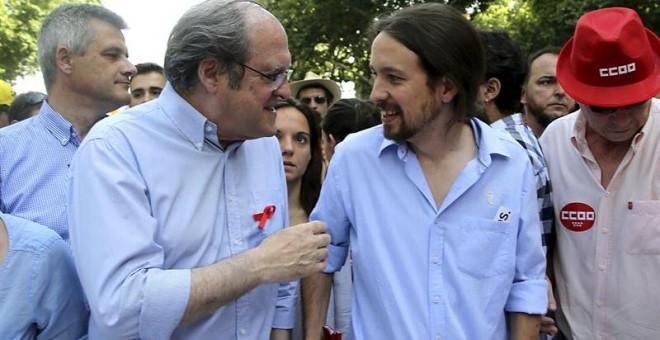 El portavoz socialista de la Asamblea de Madrid, Ángel Gabilondo (i), conversa con el secretarioo general de Podemos, Pablo Iglesias al comienzo del tradicional desfile del Orgullo Gay.- EFE