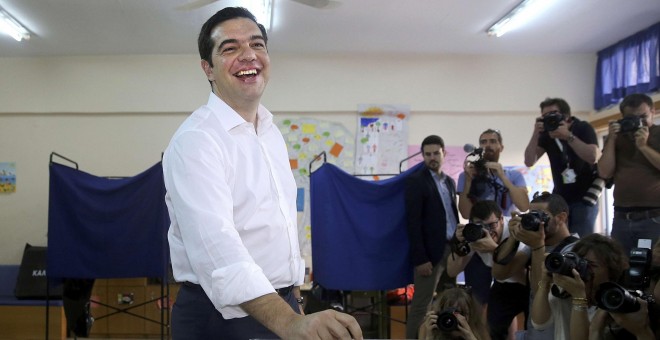 El primer ministro griego, Alexis Tsipras, emite su voto del referéndum en un colegio de Atenas. REUTERS/Alkis Konstantinidis