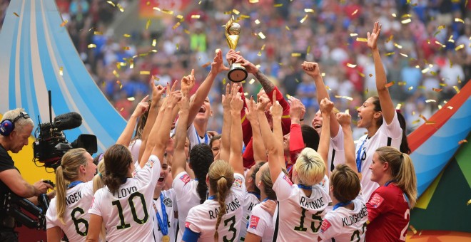 Las jugadoras de Estados Unidos levantan el trofeo de campeonas del mundo. /REUTERS