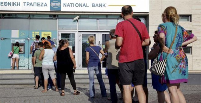 Los bancos griegos llevan una semana cerrados, y en los cajeros solamente se pueden sacar 60 euros al día. REUTERS