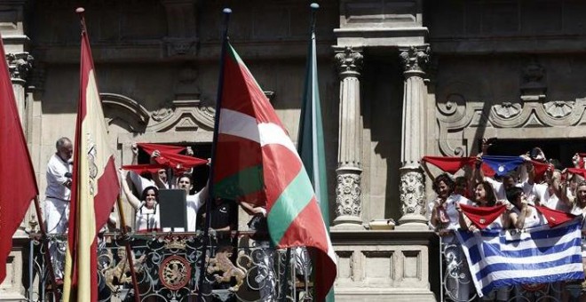 En la fachada del ayuntamiento de Pamplona ondeaba la ikurriña junto a otras cuatro banderas. Jesús Diges (EFE)