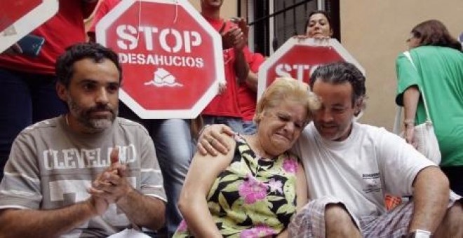 Una mujer llora tras conseguir paralizar el desahucio de su vivienda. REUTERS