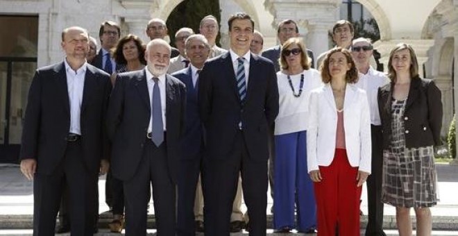 El secretario general del PSOE, Pedro Sánchez, junto a la secretaria de Estudios y Programas, Meritxell Batet y el de Política Federal, Antonio Pradas, posa con los miembros del consejo de expertos que elabora la propuesta socialista de reforma de la Cons