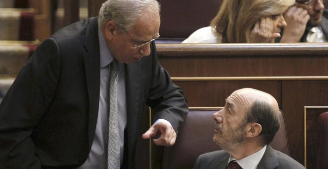 Rubalcaba habla con Guerra en el Congreso. En segundo plano, Valenciano. / EFE