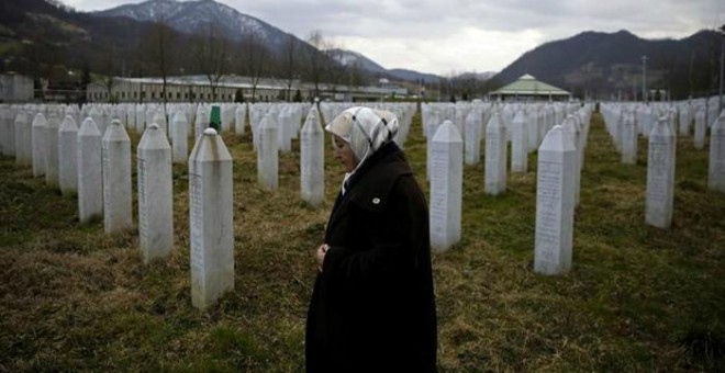 Una mujer pasea por el memorial que recuerda el genocidio de Srebrenica. REUTERS
