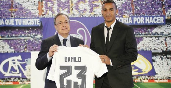 Danilo posa junto a Florentino Pérez en el palco de honor del Santiago Bernabéu.