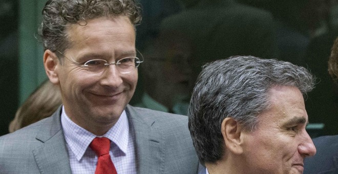 Jeroen Dijsselbloem, presidente del Eurogrupo, durante la reunión que mantuvo el órgano que preside este marte. A su derecha Euclidis Tsakalotos, ministro de Finanzas griego. EFE