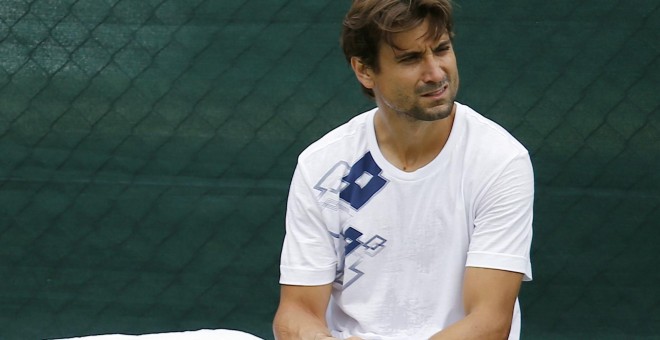 David Ferrer con molestias durante un entrenamiento previo a Wimbledon. /REUTERS