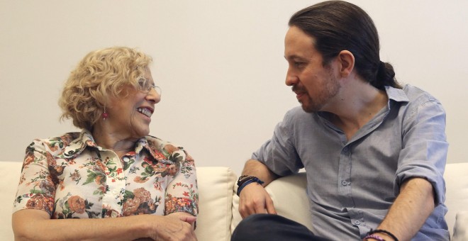 La alcaldesa de Madrid, Manuela Carmena, ha recibido hoy en el Palacio de Cibeles al secretario general de Podemos, Pablo Iglesias. EFE