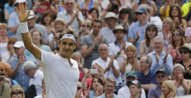 Federer celebra su victoria sobre Murray en Wimbledon. REUTERS/Suzanne Plunkett