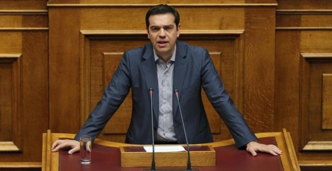 Tsipras se dirige al Parlamento griego el viernes por la noche. / ALKIS KONSTANTINIDIS (REUTERS)