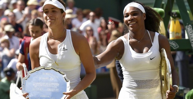 Muguruza y Serena Williams, con los trofeos de Wimbledon. REUTERS/Toby Melville