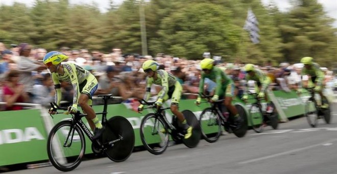Los ciclistas de Tinkoff, durante la etapa del Tour. EFE/EPA/SEBASTIEN NOGIER