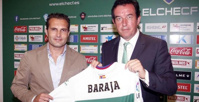 El exjugador del Valencia CF, Rubén Baraja (i), posa con el presidente del Elche, Juan Anguix, en su presentación como nuevo técnico del club. /EFE