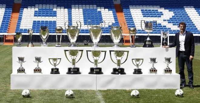 Casillas posando en el césped del Santiago Bernabéu con los 19 trofeos ganados con el Real Madrid. /EP