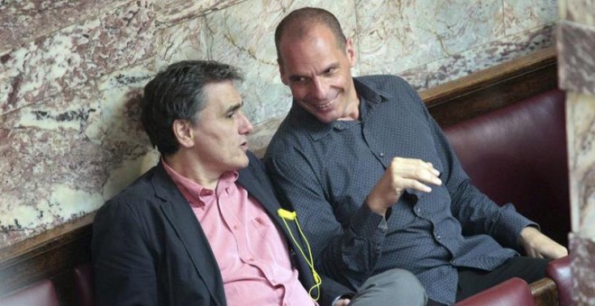 El ministro de Finanzas griego, Euclides Tsakalotos, charla con su predecesor en el cargo, Yanis Varoufakis. / EFE