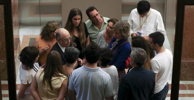 Cristóbal Montoro, en un corrillo con periodistas en el Congreso. /EFE