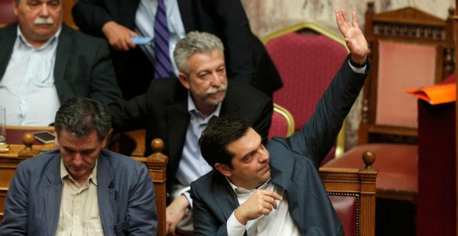 Tsakalotos y Tsipras, durante la votación. REUTERS/Alkis Konstantinidis