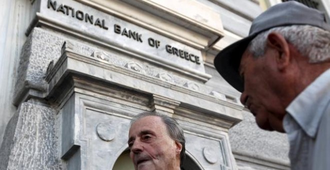 Pensionistas griegos esperan a retirar parte de su dinero en el Banco de Grecia. / REUTERS