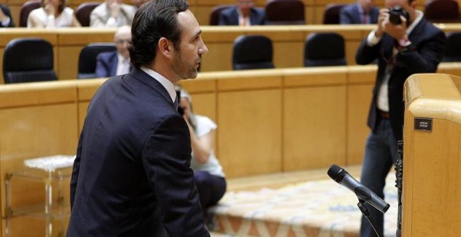 El expresidente balear José Ramón Bauzá tomando posesión de su escaño como senador durante el pleno celebrado en la Cámara Alta.- EFE.