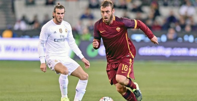 Bale mira a De Rossi en el partido disputado en Melbourne. /EFE