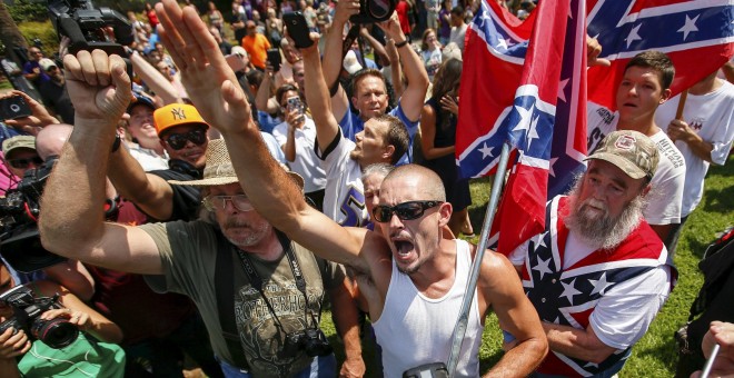 Miembros de Ku Klux Klan protestan por la retirada de la bandera confederada. /REUTERS