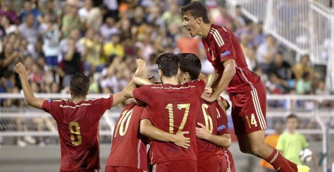 Los jugadores de España celebran uno de los goles durante la final del Europeo sub-19 que las selecciones de España y Rusia disputan hoy en el estadio municipal de Katerini, Grecia. EFE/Vasilis Ververidis