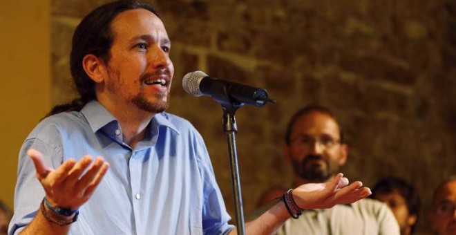 El secretario general de Podemos, Pablo Iglesias, durante su intervención en el acto de presentación hoy en Barcelona del acuerdo de Podemos Cataluña con ICV y EUiA para las elecciones generales. En esta presentación, Iglesias se ha comprometido a encont