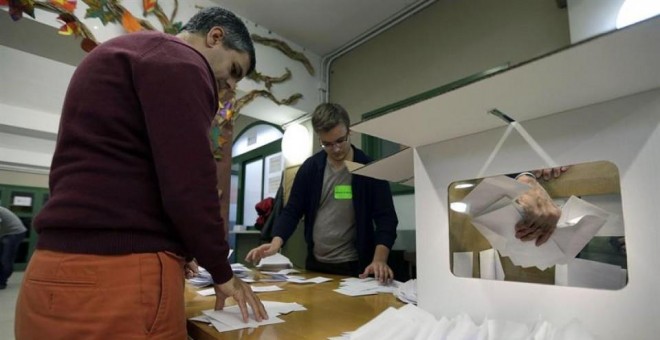 Un ciudadano vota durante la consulta del 9-N.- EFE