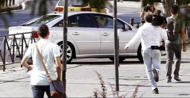 El ex vicepresidente del Gobierno Rodrigo Rato a su llegada en coche hoy a los Juzgados de Plaza de Castilla, donde ha acudido a declarar como imputado dentro de la causa en la que le investiga por cinco delitos fiscales, uno de blanqueo de capitales y ot