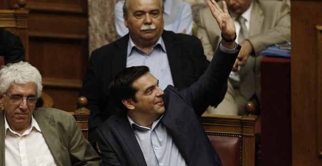 El primer ministro griego, Alexis Tsipras, asiste hoy, miércoles 22 de julio de 2015, a una sesión parlamentaria en Atenas (Grecia). Grecia y sus acreedores iniciaron nuevas negociaciones de rescate con el objetivo de llegar a un acuerdo a mediados de ag