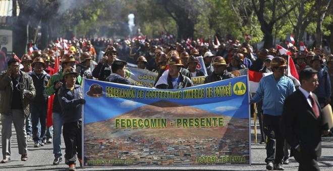 Integrantes del Comité Cívico de Potosí, junto con un grupo de mineros, participan en una manifestación en las cercanías a la sede del ministerio de Gobierno, en La Paz (Bolivia).- EFE