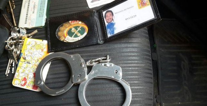 Los objetos que se le incautaron al detenido ayer en Valencia.
