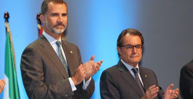 El rey Felipe junto al presidente de la Generalitat, Artur Mas.- Toni Garriga (EFE)