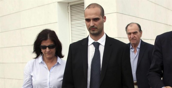 El empresario Joaquim Sumarroca (d, atrás) y su hija Susanna (i), a su salida de los juzgados tras ser detenidos ayer junto a su sobrino Jordi Sumarroca./ EFE