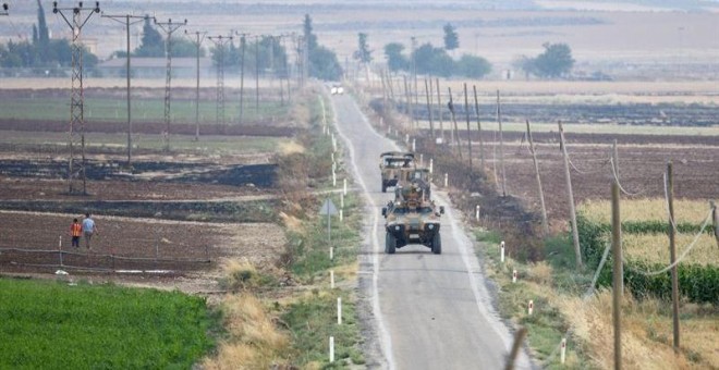 Un tanque turco patrulla a lo largo de la frontera con Siria cerca de la localidad de Kilis, en el sureste de Turquía