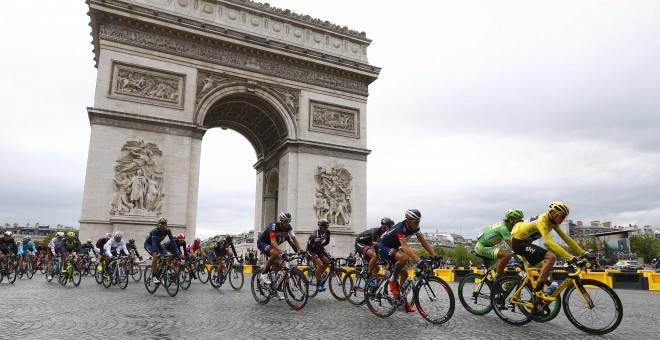 Imagen del tour de Francia a su paso por el Arco del Triunfo de París. REUTERS/Stefano Rellandini