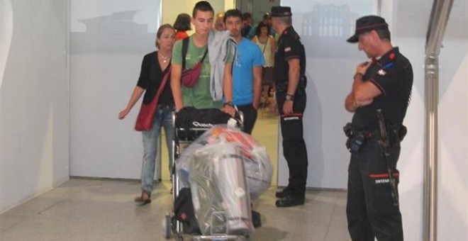 Los jóvenes del accidente de Francia llegan a España en buen estado, aunque uno ha sido trasladado al hospital
