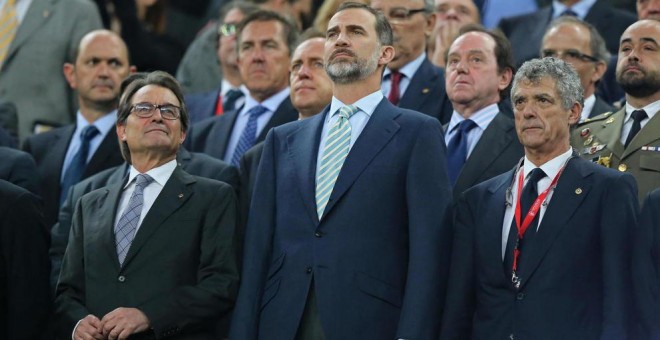 Artur Mas, el rey Felipe VI y Ángel María Villar durante la pitada al himno en la última final de la Copa del Rey.- EFE