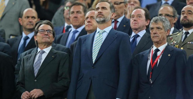 Artur Mas, el rey Felipe VI y Ángel María Villar durante la pitada al himno en la última final de la Copa del Rey.- EFE