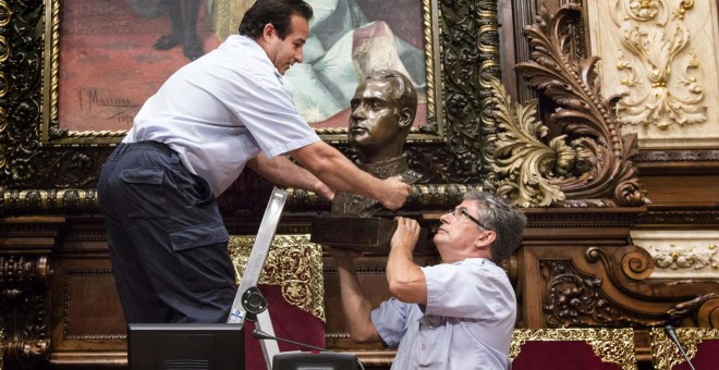 Trabajadores del Ayuntamiento de Barcelona retiran el busto del rey Juan Carlos del salón de plenos. -EFE