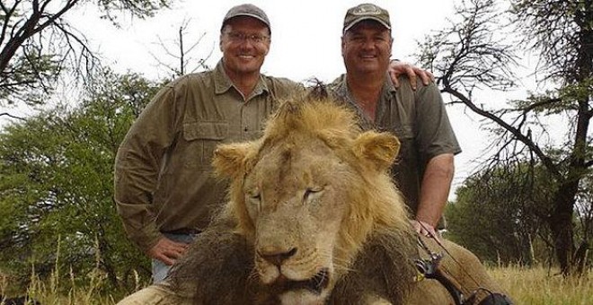 A la izquierda, Walt Palmer, dentista estadounidense que mató al león Cecil.- THE TELEGRAPH