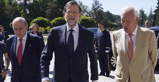 Mariano Rajoy acompañado de los ministros de Asuntos Exteriores, José Manuel Margallo y de Interior, Jorge Fernández Díaz. - EFE
