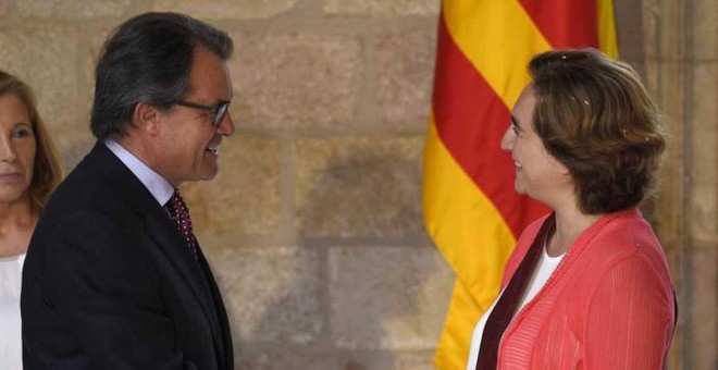 La nueva alcaldesa de Barcelona, Ada Colau, con el presidente de la Generalitat, Artur Mas. AFP AFP PHOTO / LLUIS GENE