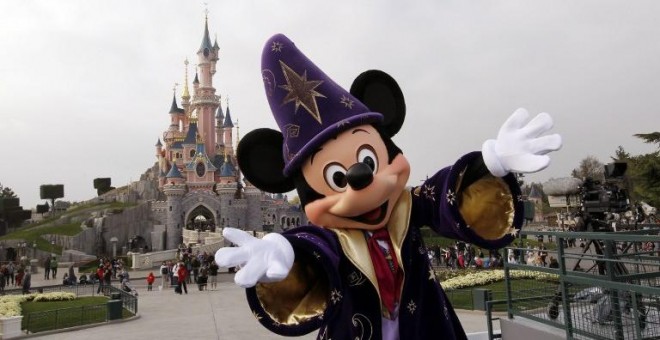 El ratón Mickey, el personaje por excelencia de Disney, a la entrada del parque de atracciones en París. - AFP